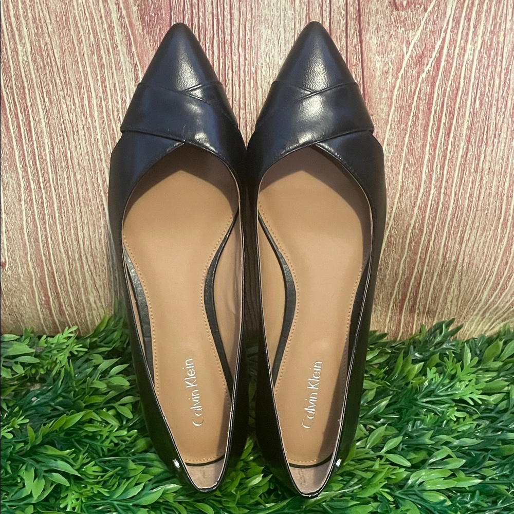 Calvin Klein Women’s Gailia Black Leather Flats Shoes - Picture 5 of 10